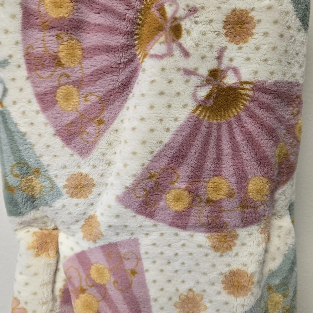 Kawaii Dreams Fan Oversized Plush Throw Blanket Pink Cream